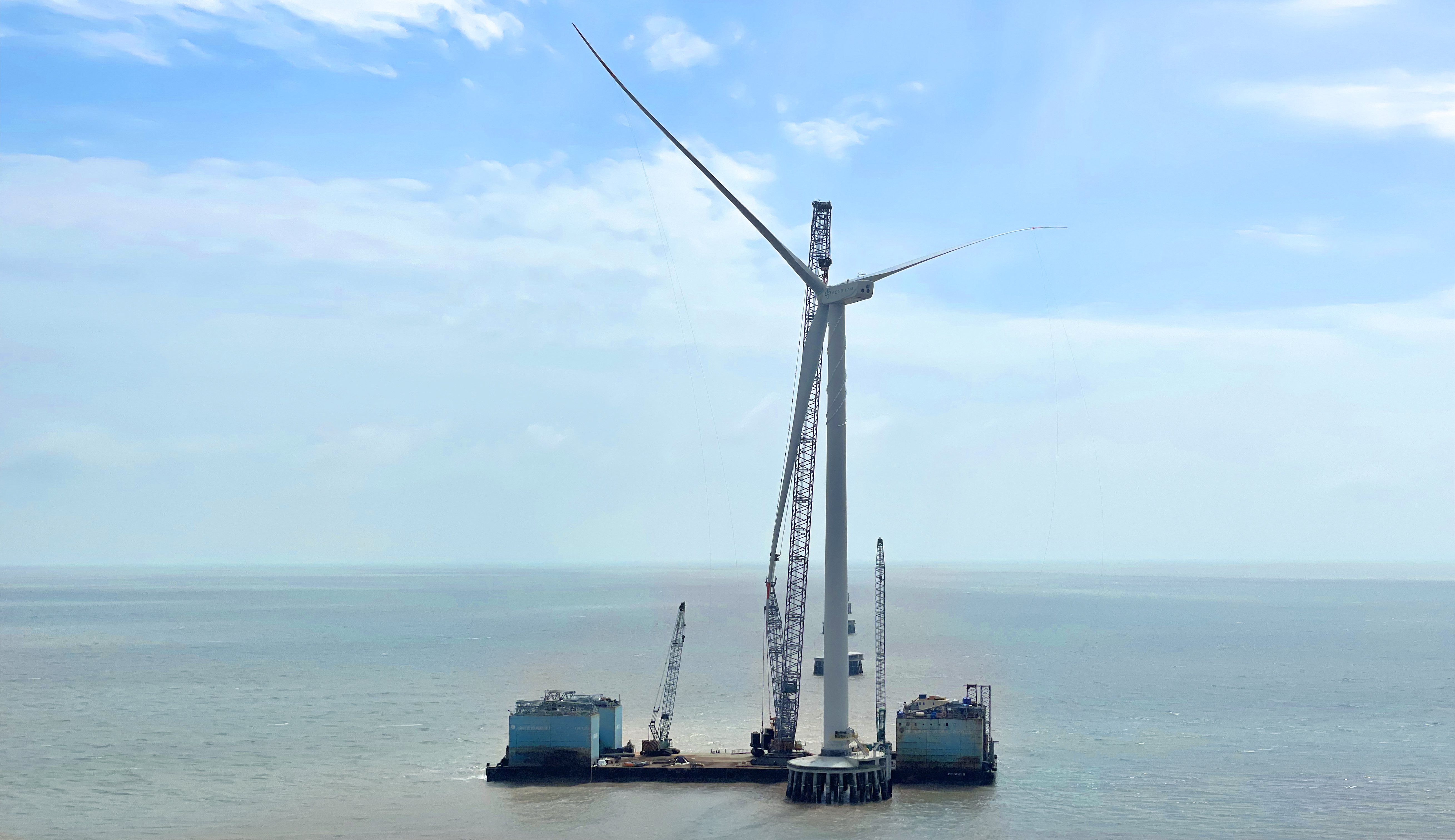 【吹響攻堅(jiān)沖鋒號(hào)】威尼斯9499登錄入口股份首個(gè)&ldquo;雙海&rdquo;項(xiàng)目順利完成首臺(tái)機(jī)組吊裝！